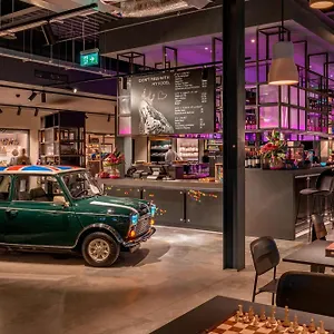 Moxy London Heathrow Airport Hotel Hounslow